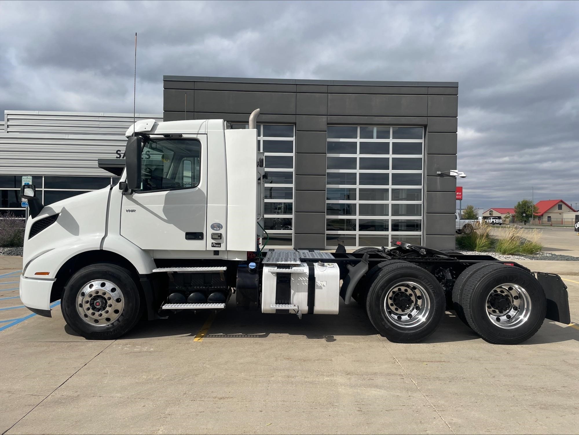 2019 VOLVO VNR64T300 2019 VOLVO VNR64T300 - image 2 of 6