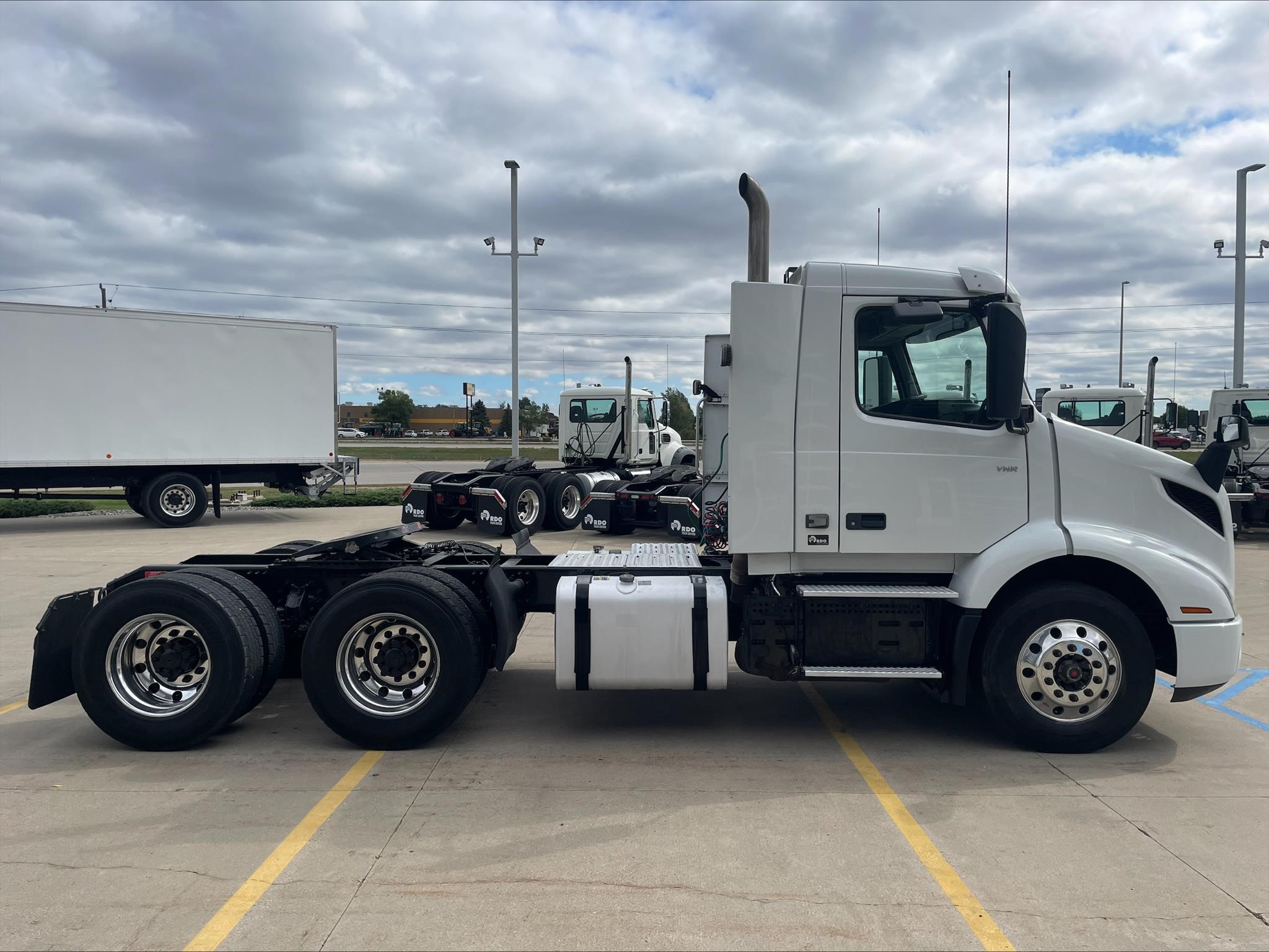2019 VOLVO VNR64T300 2019 VOLVO VNR64T300 - image 6 of 6