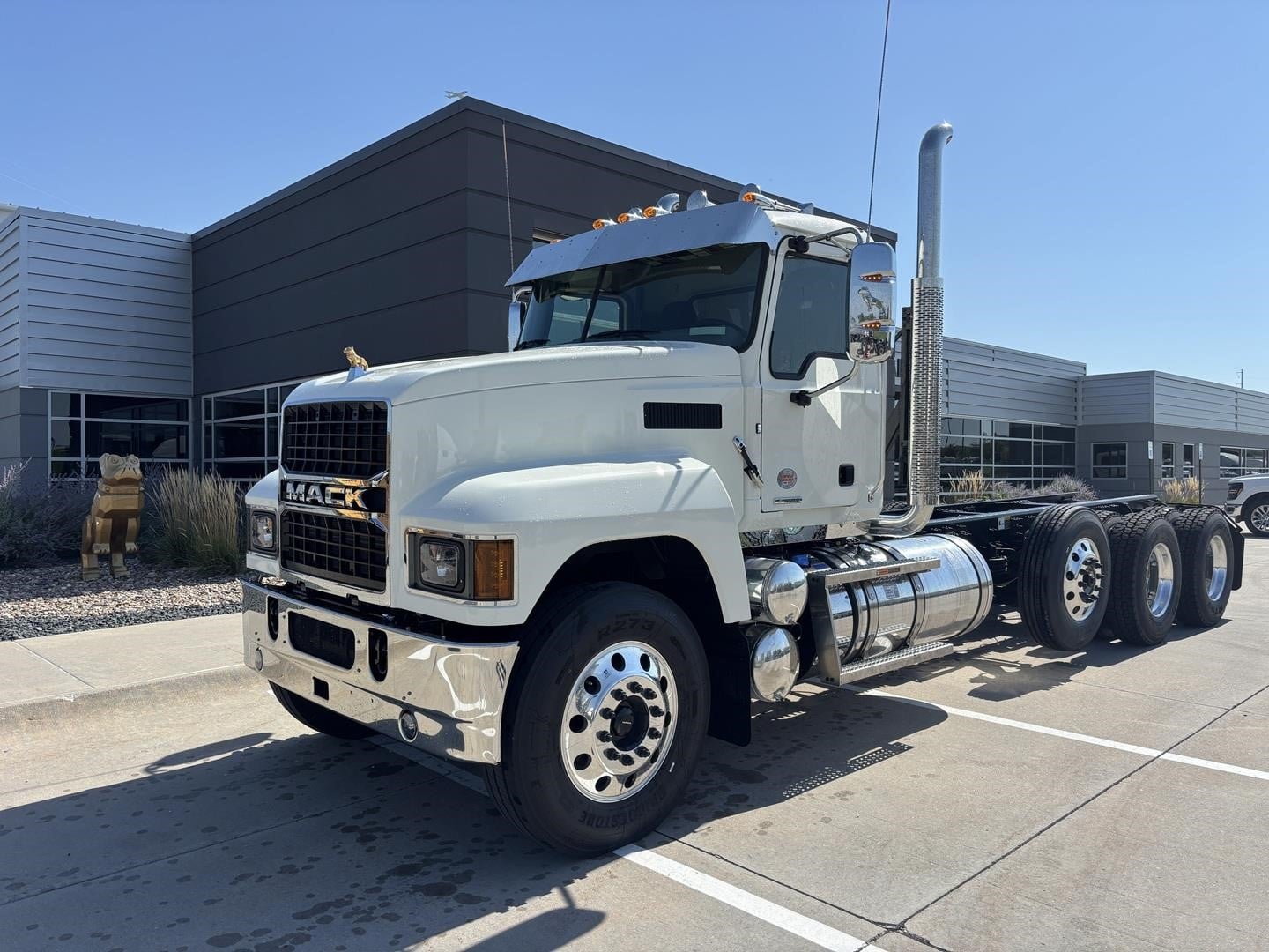2027 MACK PINNACLE 64R - image 1 of 6