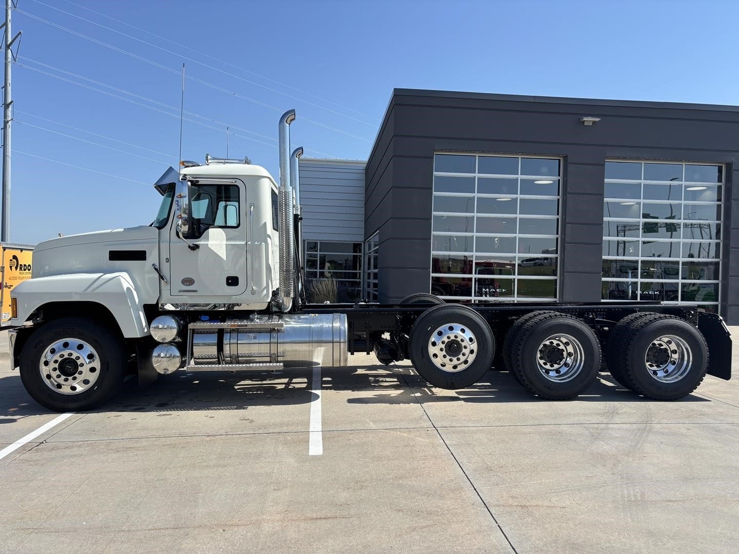 2027 MACK PINNACLE 64R - image 2 of 6