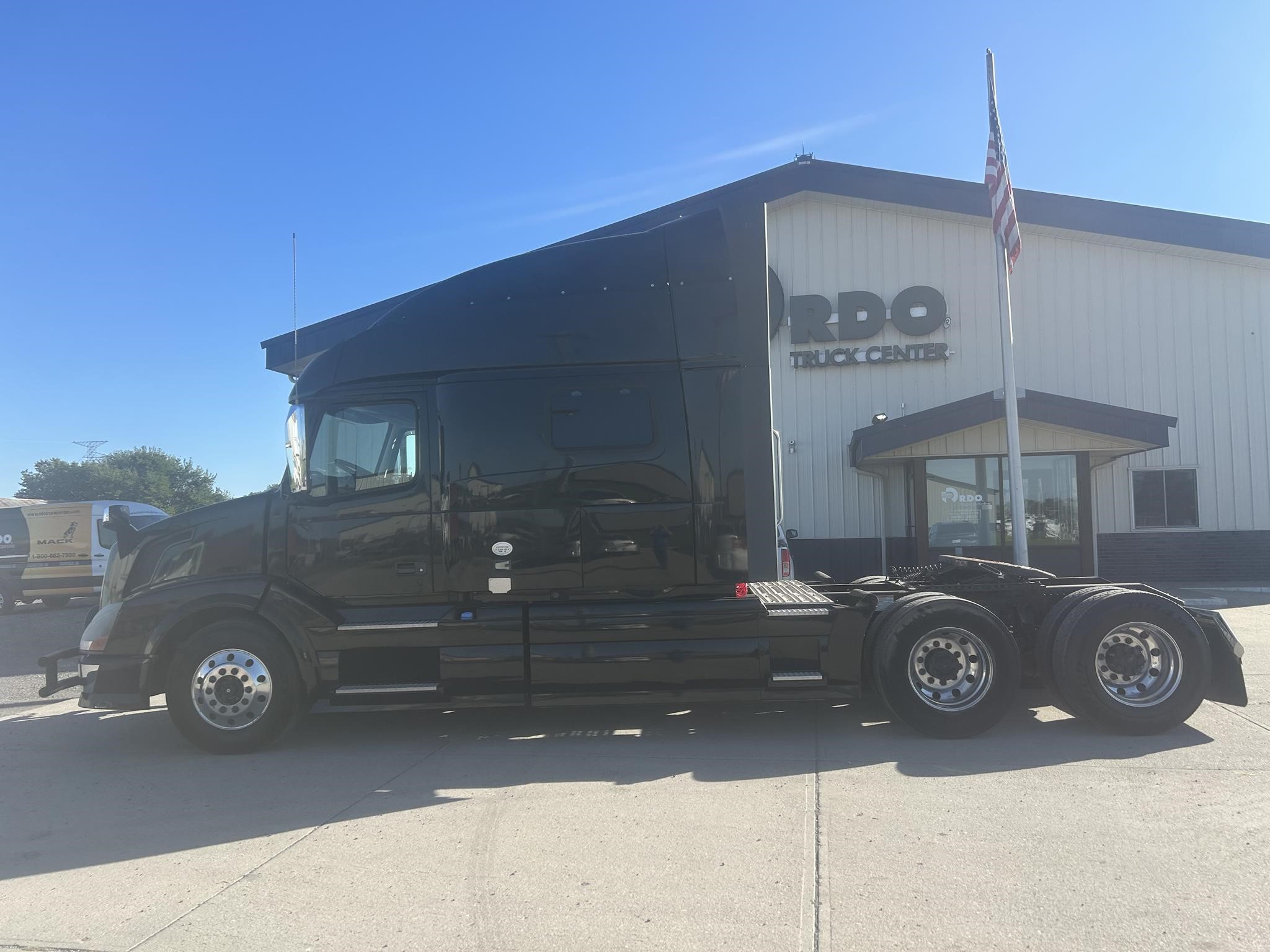 2015 VOLVO VNL64T730 2015 VOLVO VNL64T730 - image 2 of 6
