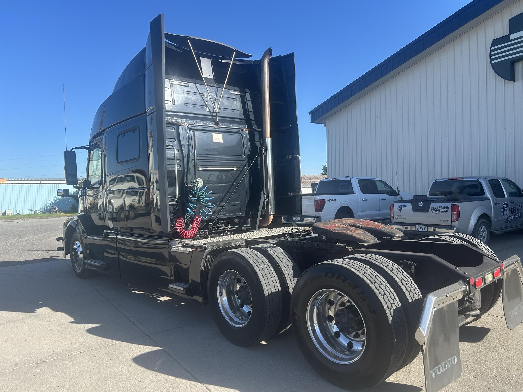2015 VOLVO VNL64T730 2015 VOLVO VNL64T730 - image 3 of 6