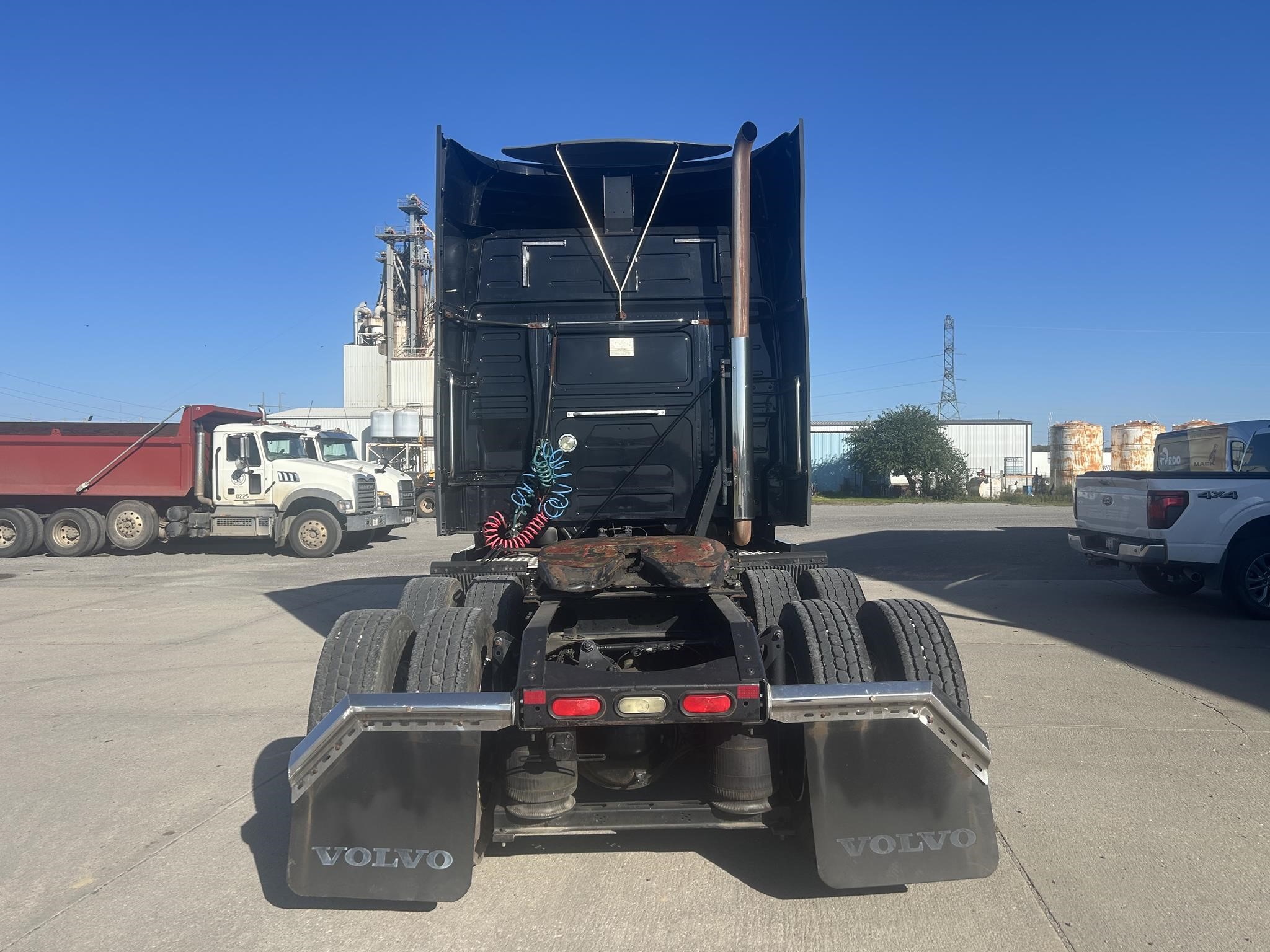 2015 VOLVO VNL64T730 2015 VOLVO VNL64T730 - image 5 of 6