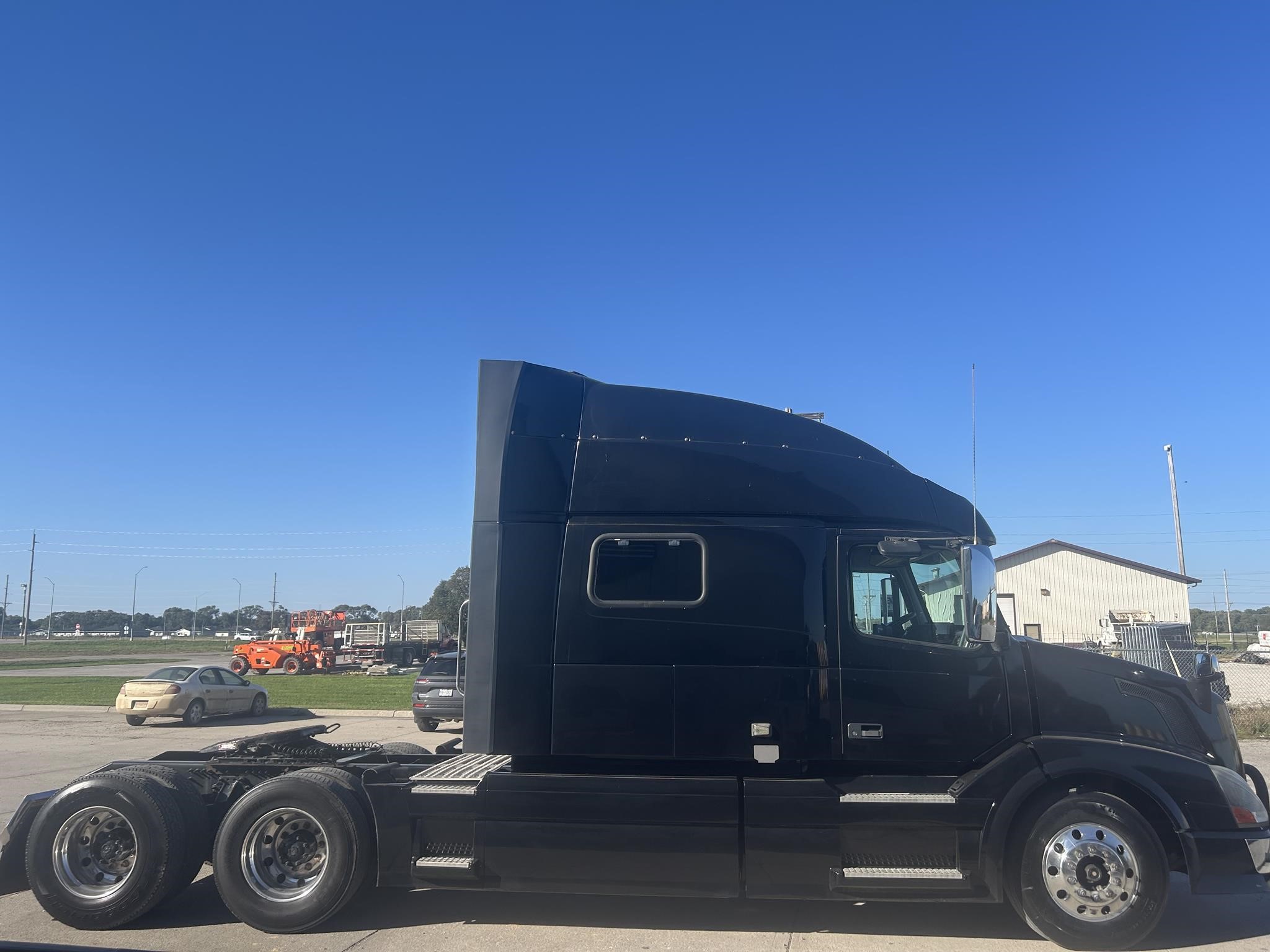 2015 VOLVO VNL64T730 2015 VOLVO VNL64T730 - image 4 of 6
