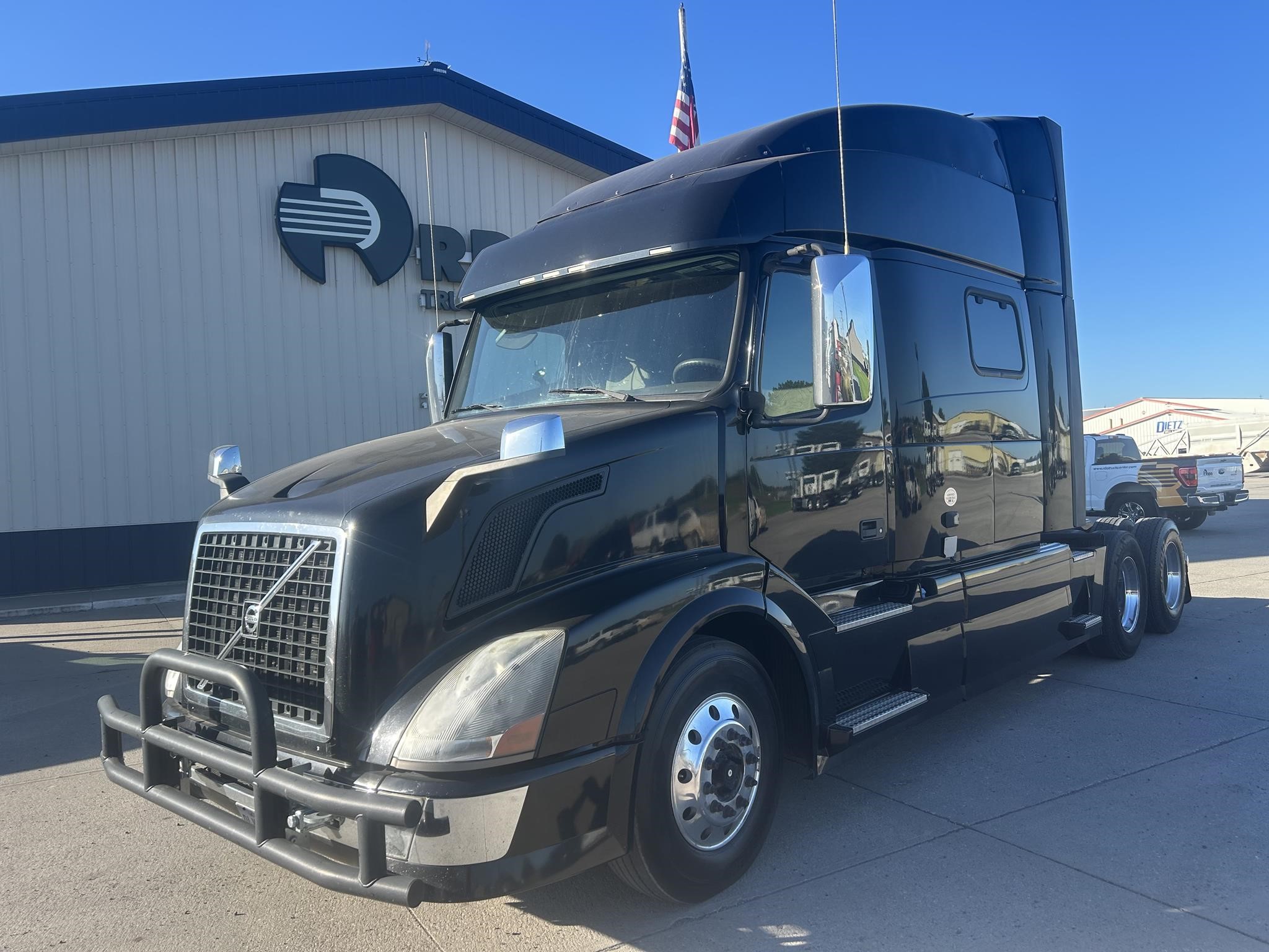 2015 VOLVO VNL64T730 2015 VOLVO VNL64T730 - image 1 of 6