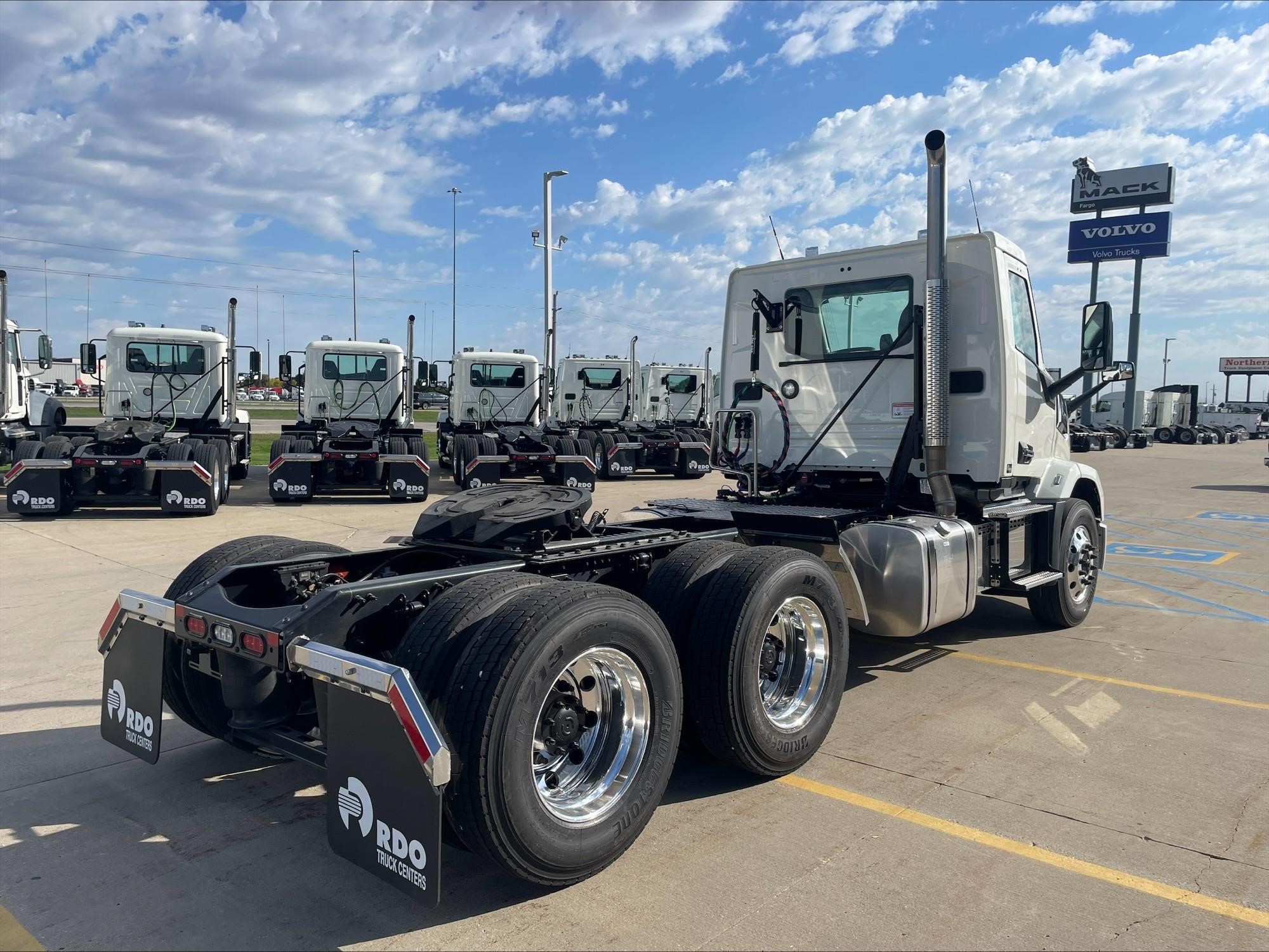 2027 Mack Anthem — photo 5