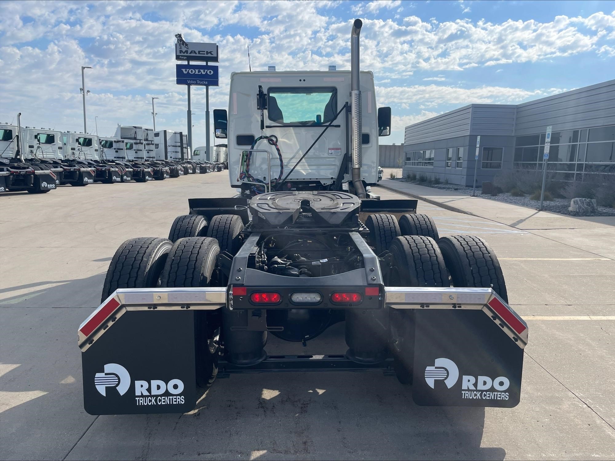 2027 Mack Anthem — photo 4