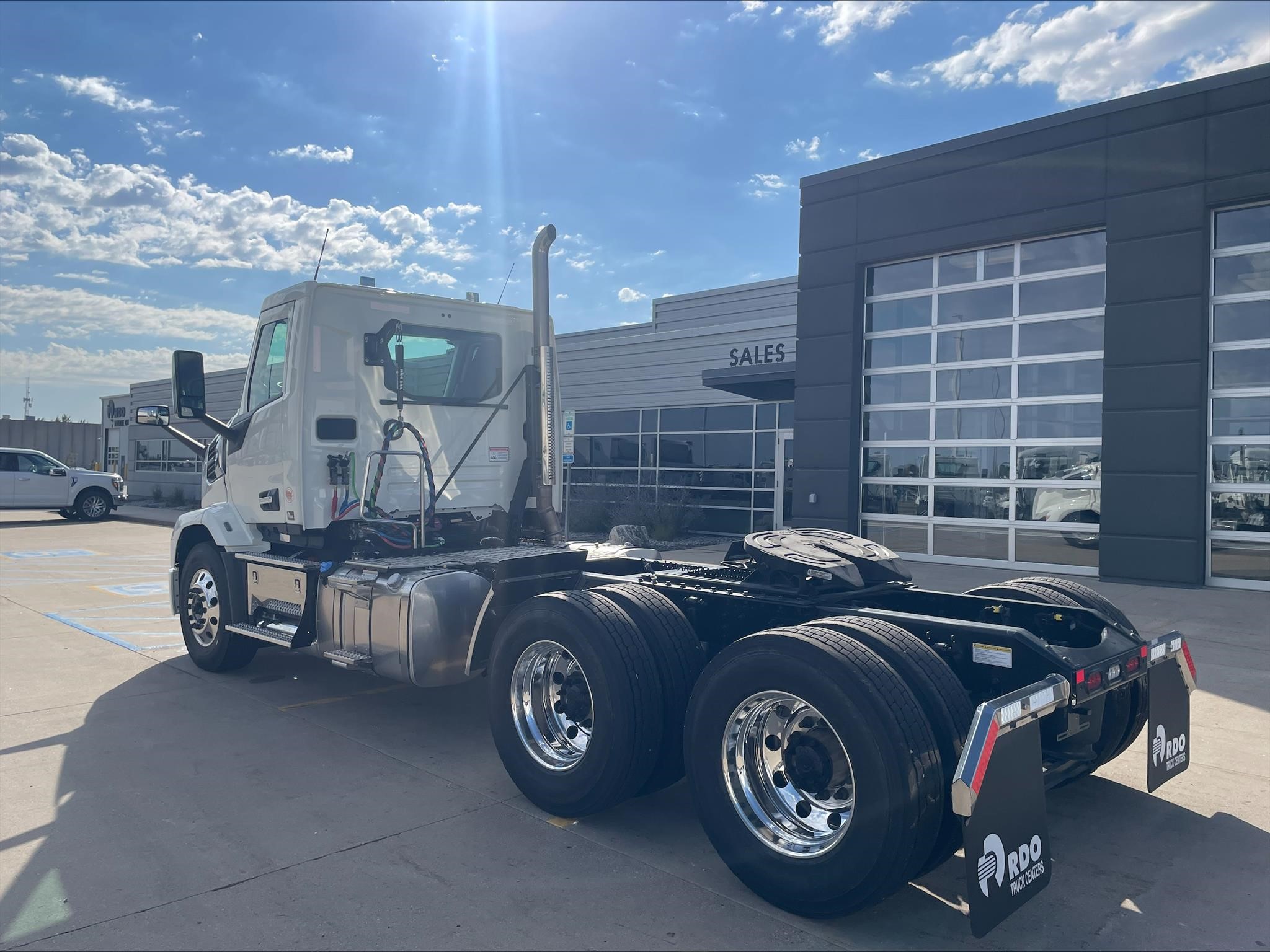 2027 Mack Anthem — photo 3