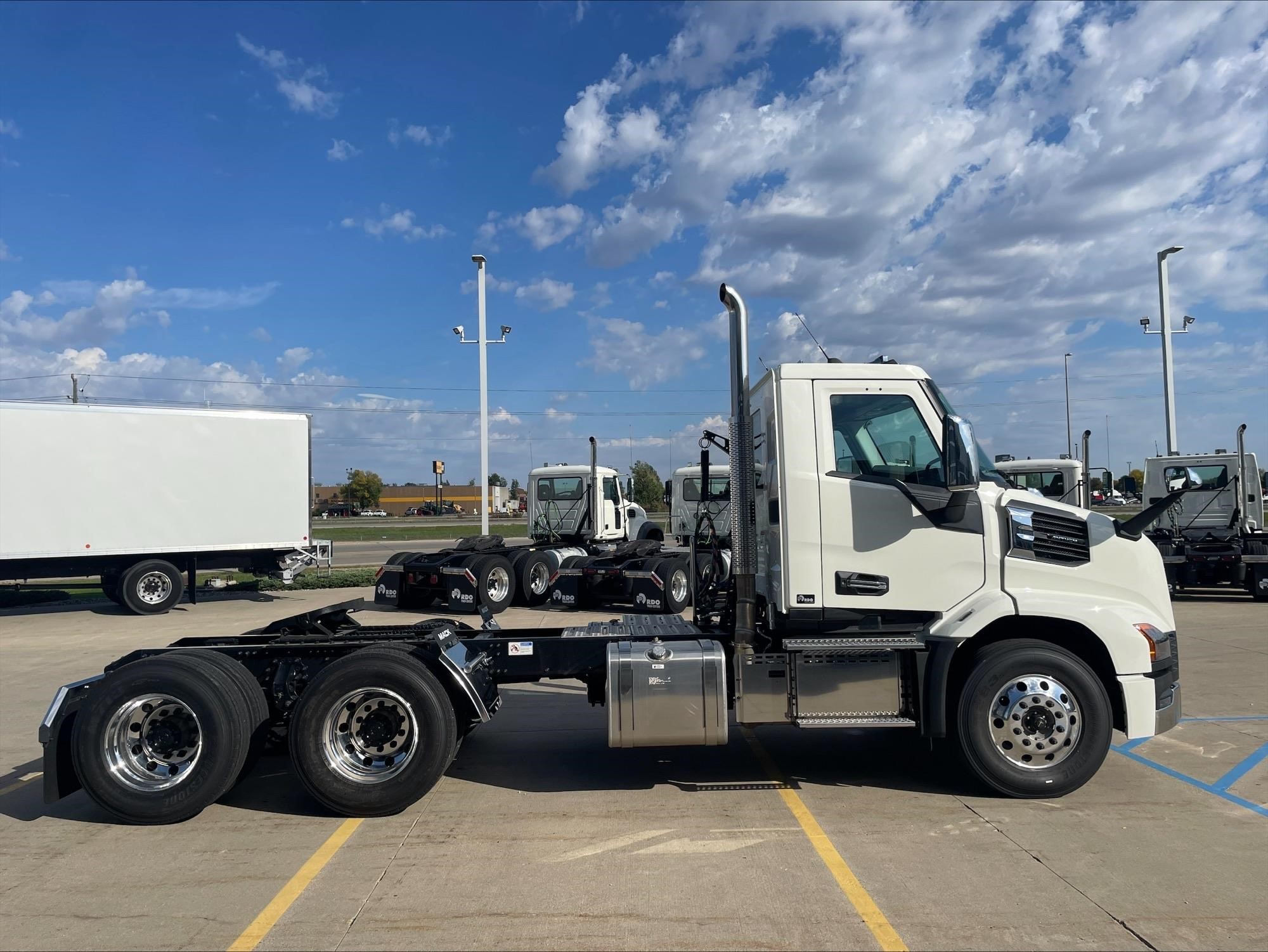2027 Mack Anthem — photo 6