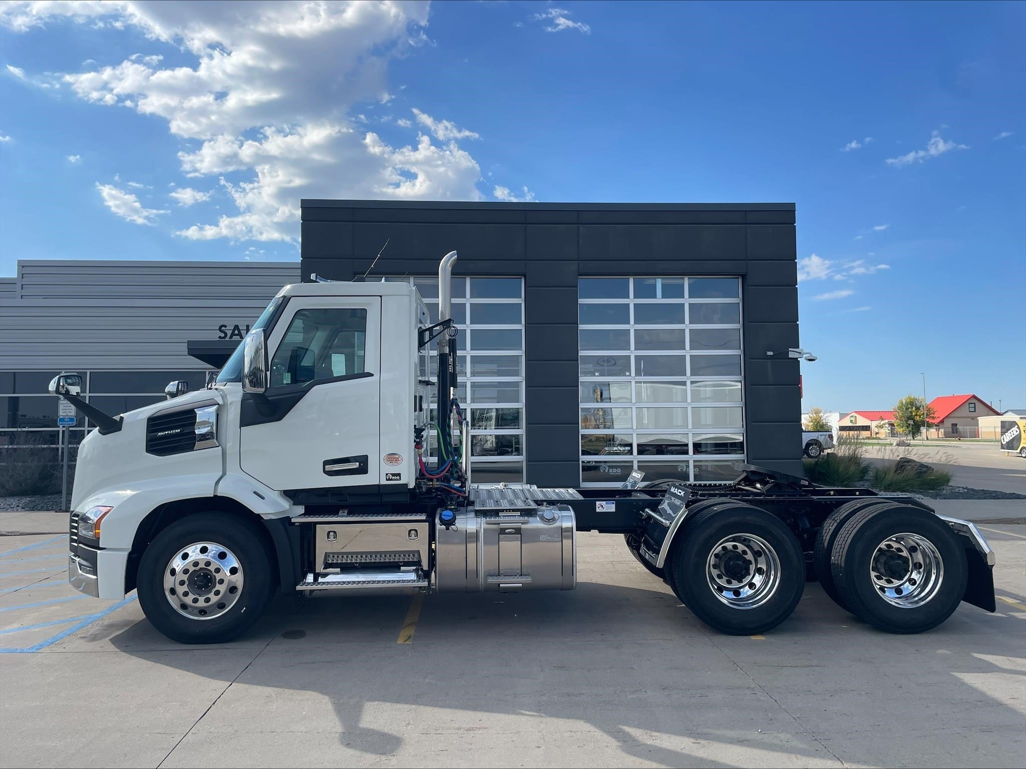 2027 Mack Anthem — photo 2