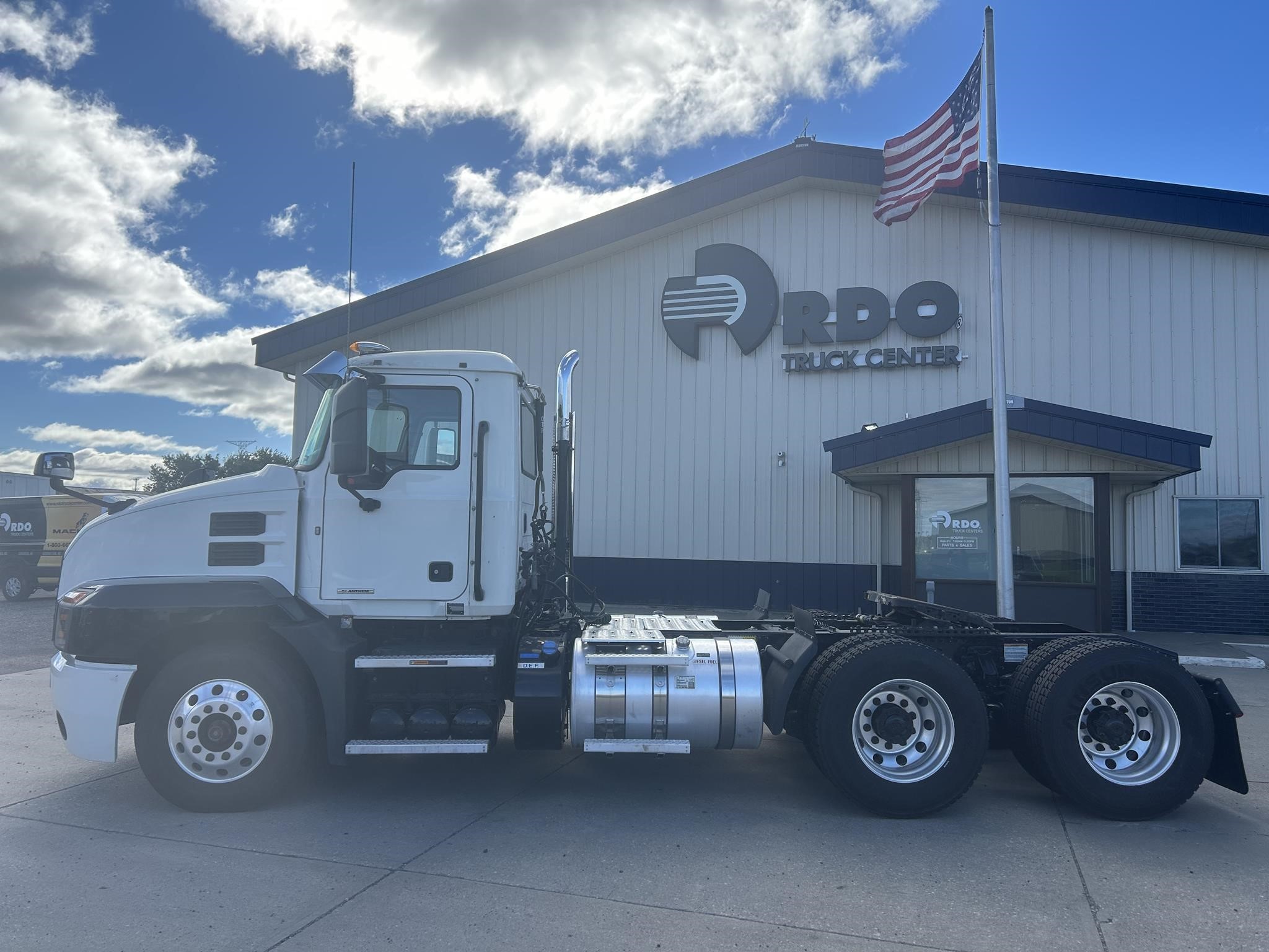 2020 Mack Anthem — photo 2