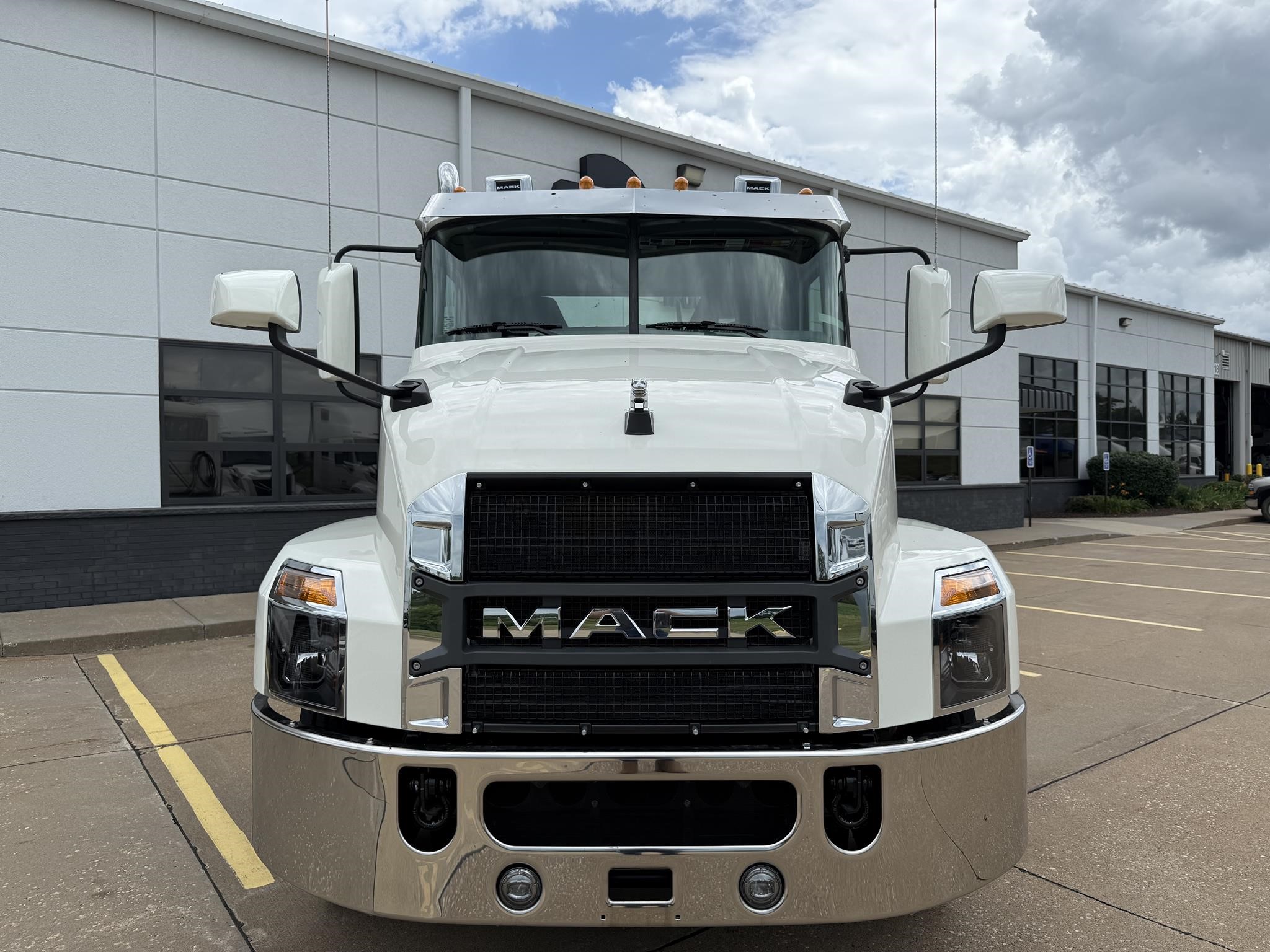 2026 Mack Anthem — photo 2