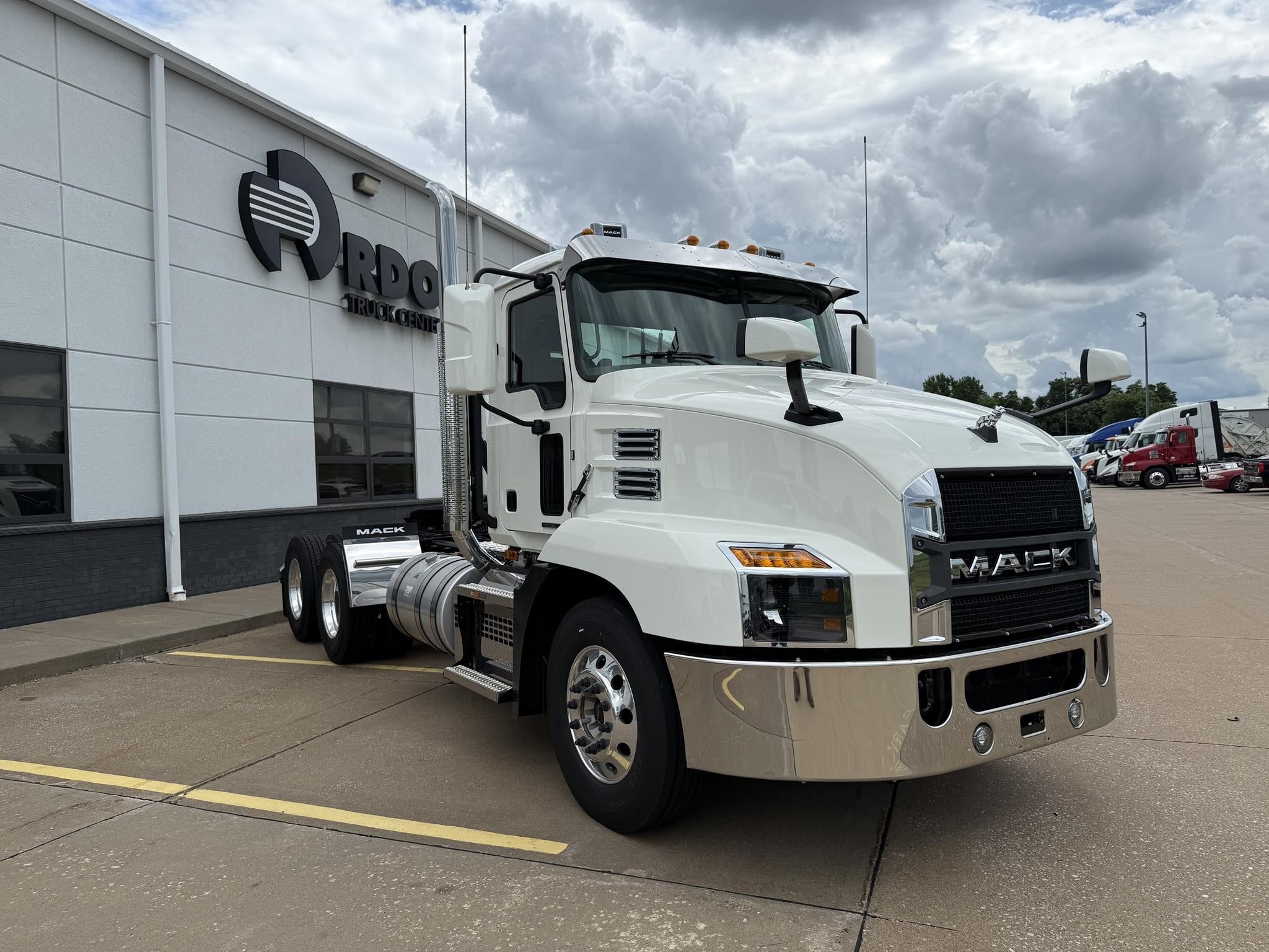 2026 Mack Anthem — photo 3