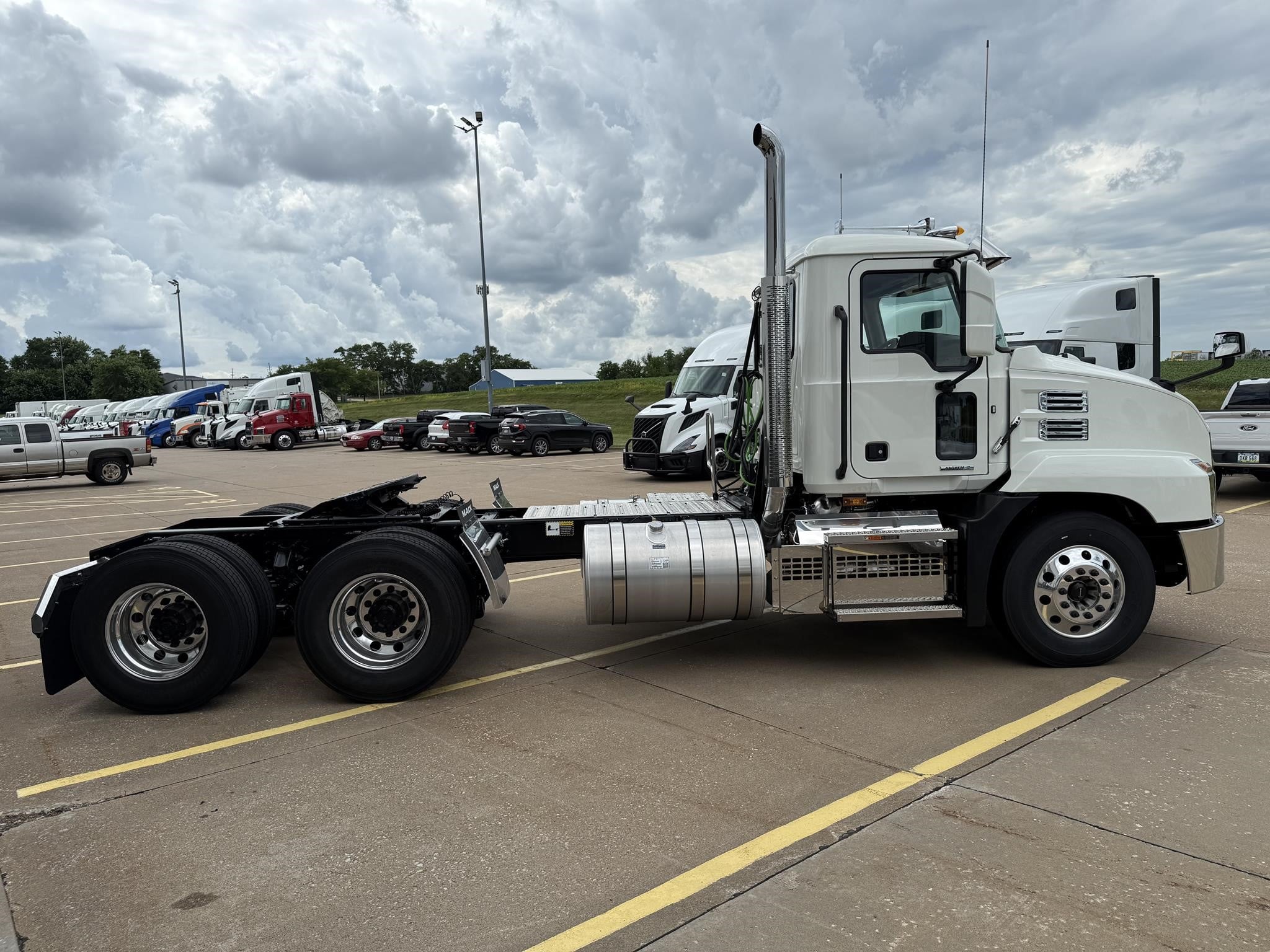 2026 Mack Anthem — photo 4